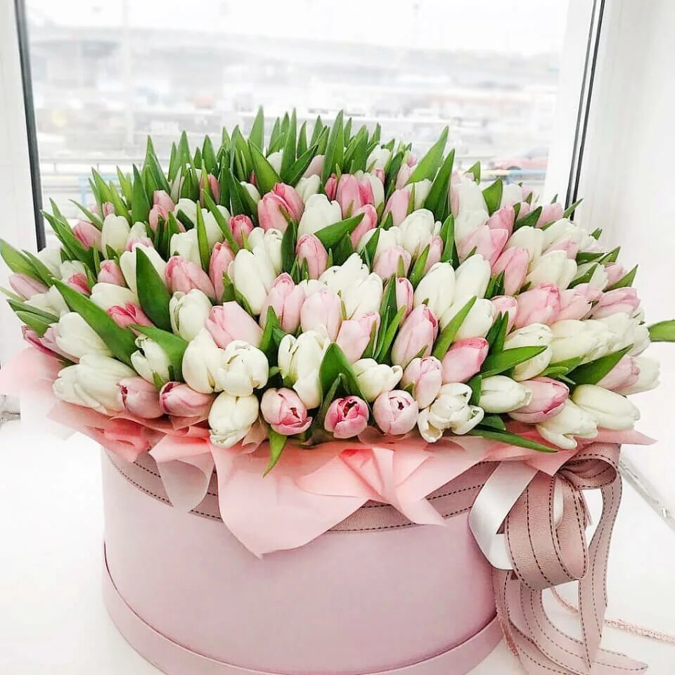 Красивый букет тюльпанов фото Коробка Микс Тюльпанов купить в Москве с доставкой недорого - id 3879 Roses Deli
