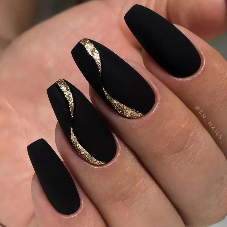 Красивый черный дизайн ногтей фото Pin on Paznokcie Black gold nails, Black acrylic nails, Matte black nails
