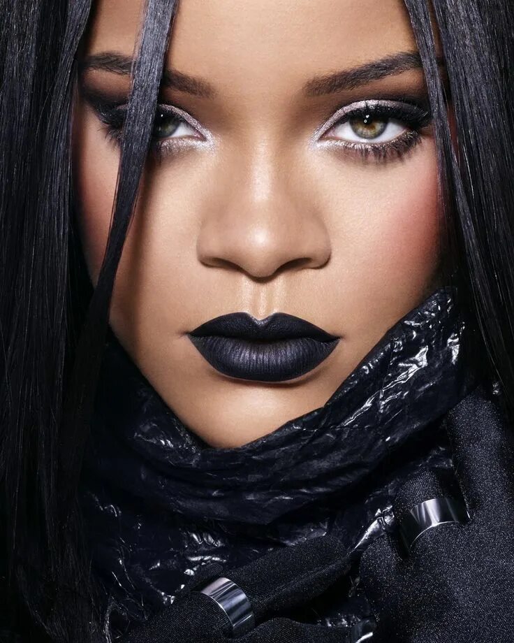 Красивый черный макияж Rihanna Reps For Fenty Beauty In Dubai, Introduce Black Stunna Lip Paint Rihanna