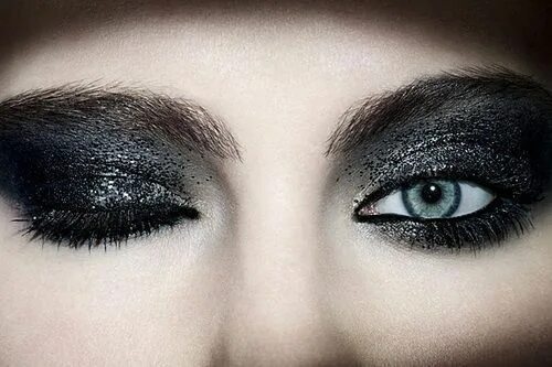 Красивый черный макияж глаз dark glittery make up Black smokey eye makeup, Smokey eye makeup, Glitter eyes