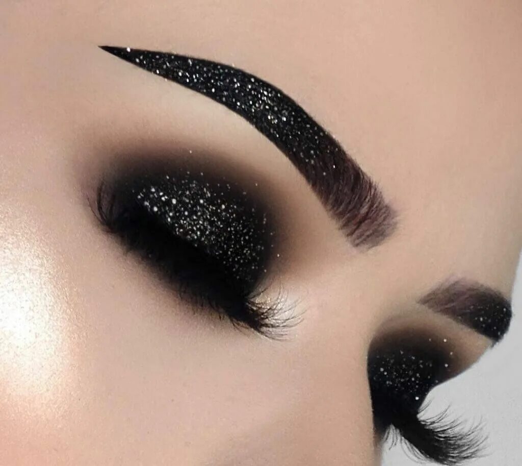 Красивый черный макияж глаз Bold Makeup Looks to Try Black eye makeup, Eye makeup, Smokey eye makeup