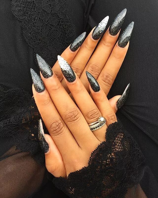 Красивый черный маникюр на длинные ногти Midnight goddess nails by my girl @vantje! ☠ Halloween acrylic nails, Pointed na