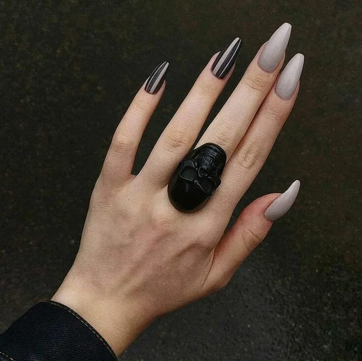 Красивый черный маникюр на длинные ногти How to make a pretty Christmas tree pattern easily in 2020 Swag nails, Halloween