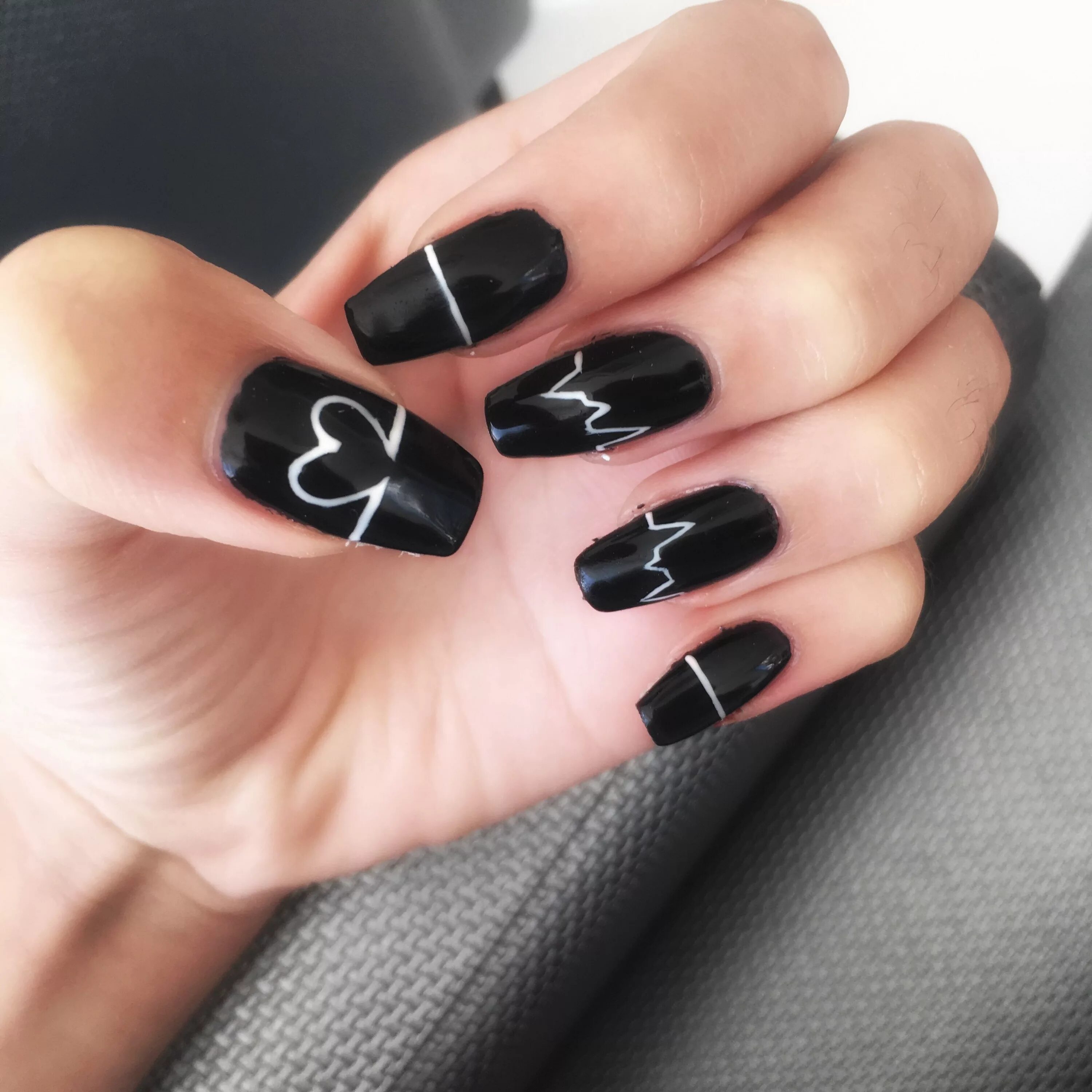 Красивый черный маникюр на квадратных ногтях #unhas #coração #batimentos Black nail designs, Black nails with glitter, Super 
