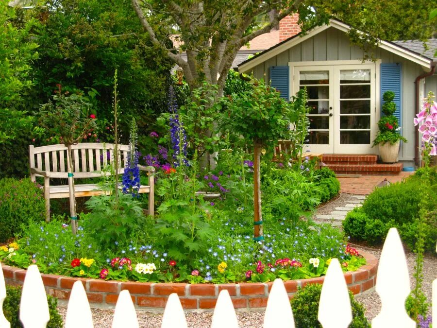 Красивый дачный дизайн фото Once upon a time..Tales from Carmel by the Sea Cottage garden, Front garden, Hom