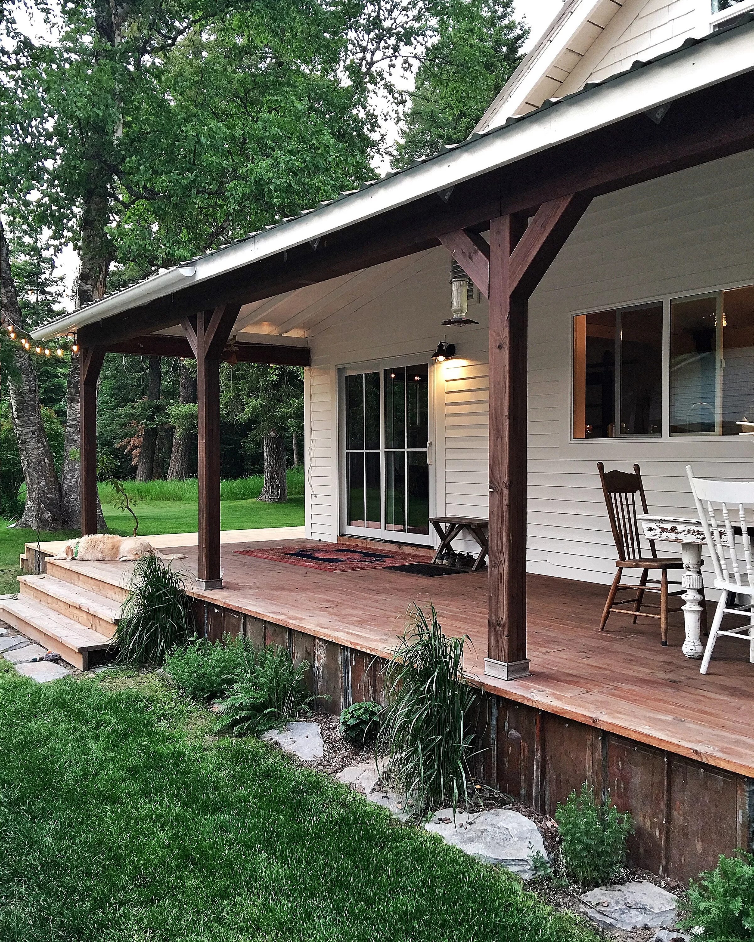 Красивый дачный домик с террасой реальное фото love the dark color posts with bottom trim and supports, plus galvanized roof. g