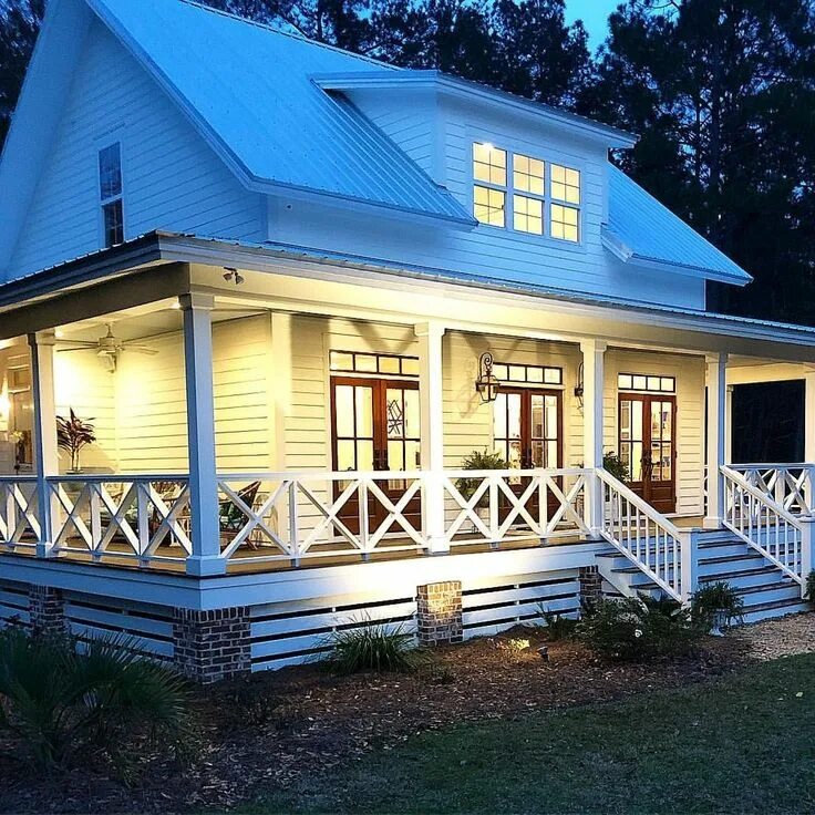 Красивый дачный домик с террасой реальное фото Quiet, Heavy Dreams House with porch, House exterior, Cottage style