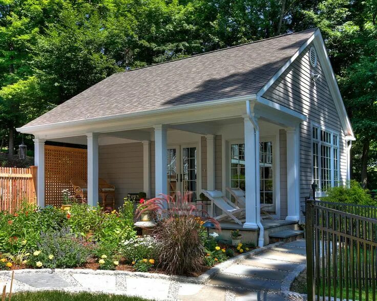 Красивый дачный домик с террасой реальное фото 12 Charming Garden Sheds and Backyard Cottages Backyard cottage, Small house des