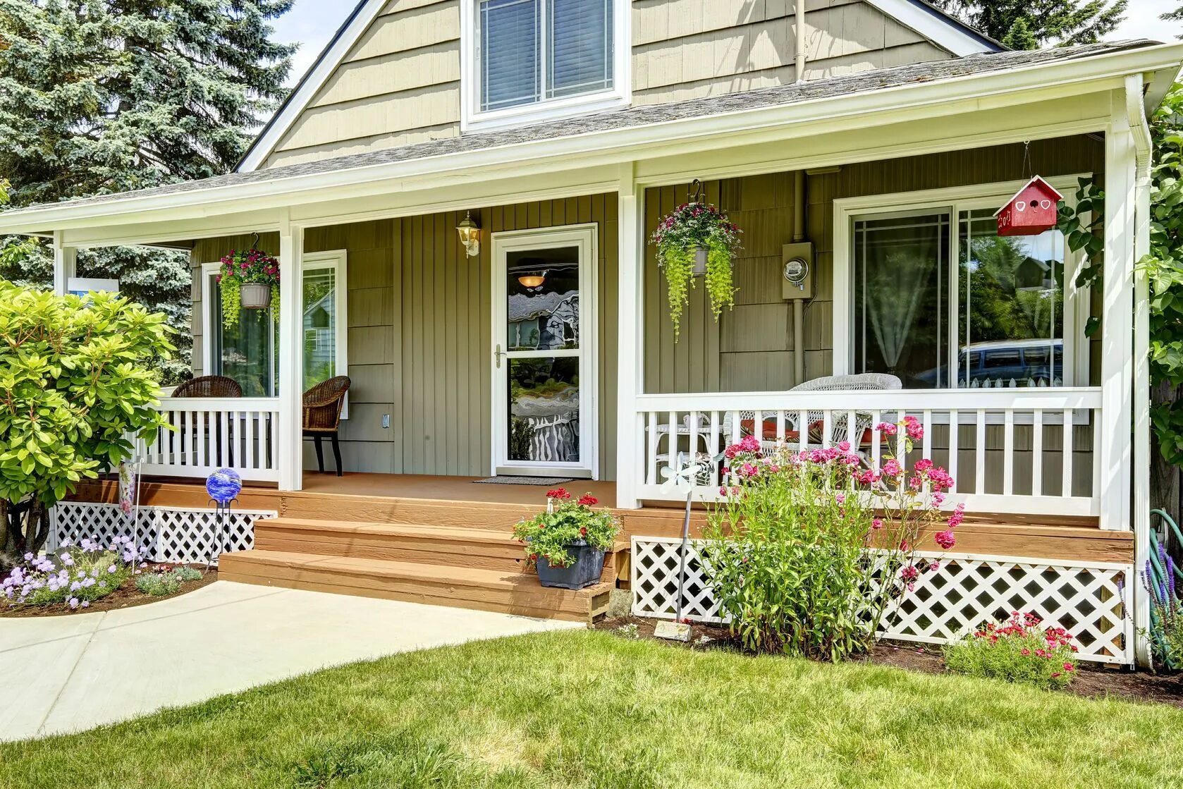 Красивый дачный домик с террасой реальное фото Cozy Inviting Porch with White Railings and Brown Wooden Floor - Photo Remodelin