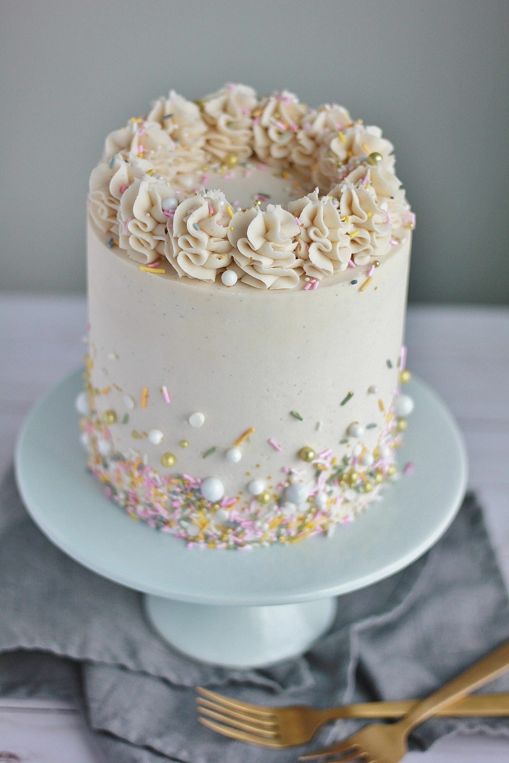 Красивый декор торта White Cake with Vanilla Buttercream - Baking with Blondie Recipe Savoury cake, C