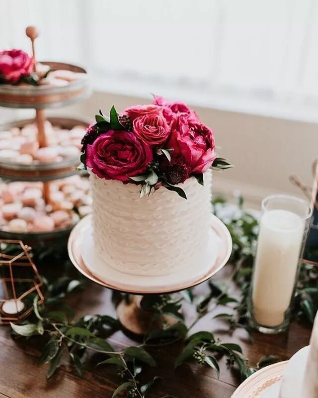 Красивый декор торта Floral covered cake Wedding cake toppers, Flower cake toppers, Flower cake