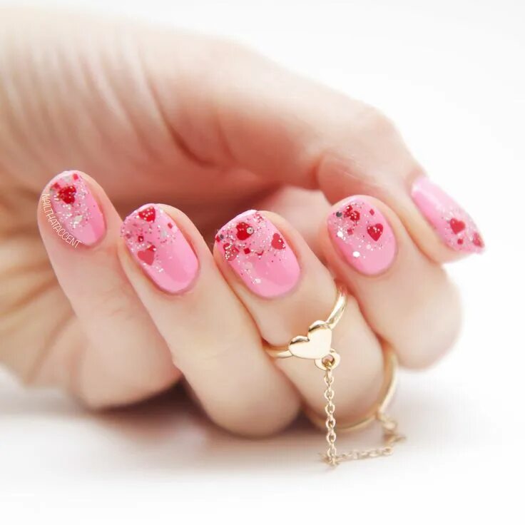 Красивый день маникюра Pink nails with red tiny hearts on them Valentine nail art, Valentine's day nail