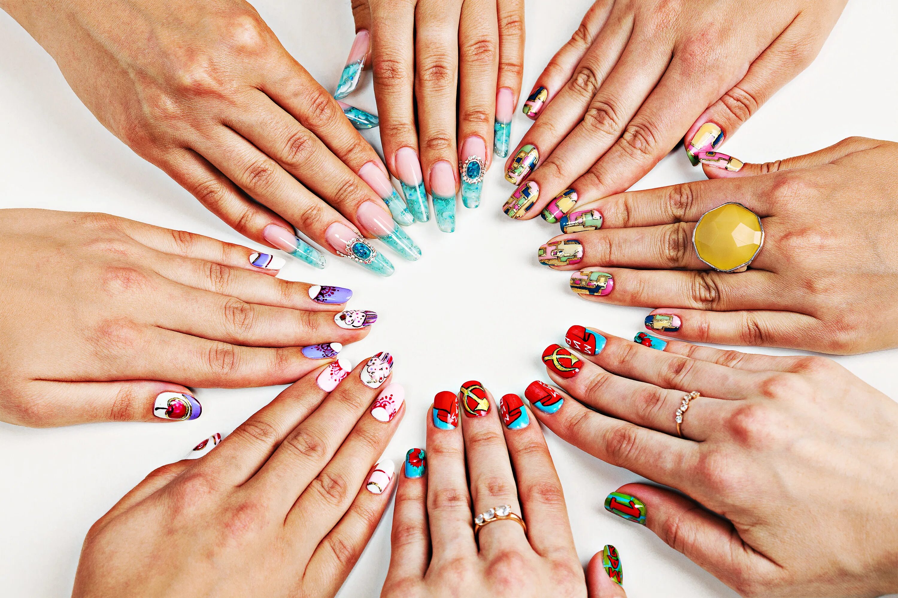 Красивый день маникюра There’s controversy brewing at your local nail salon