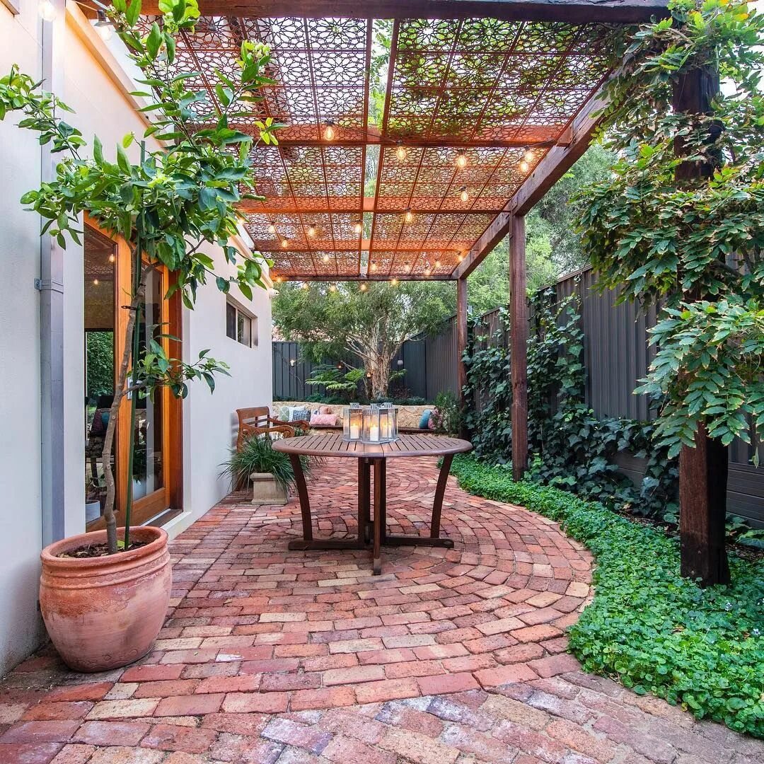 Красивый дизайн двора частного дома фото Andrew Beck on Instagram: "Corten steel pergola. The wisteria is slowly beginnin