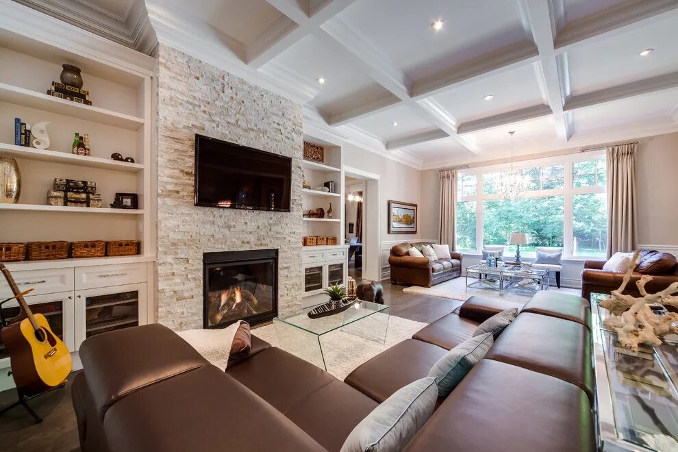 Красивый дизайн гостиной в доме Custom Build Home - Классический - Семейная комната - Торонто - от эксперта Lion