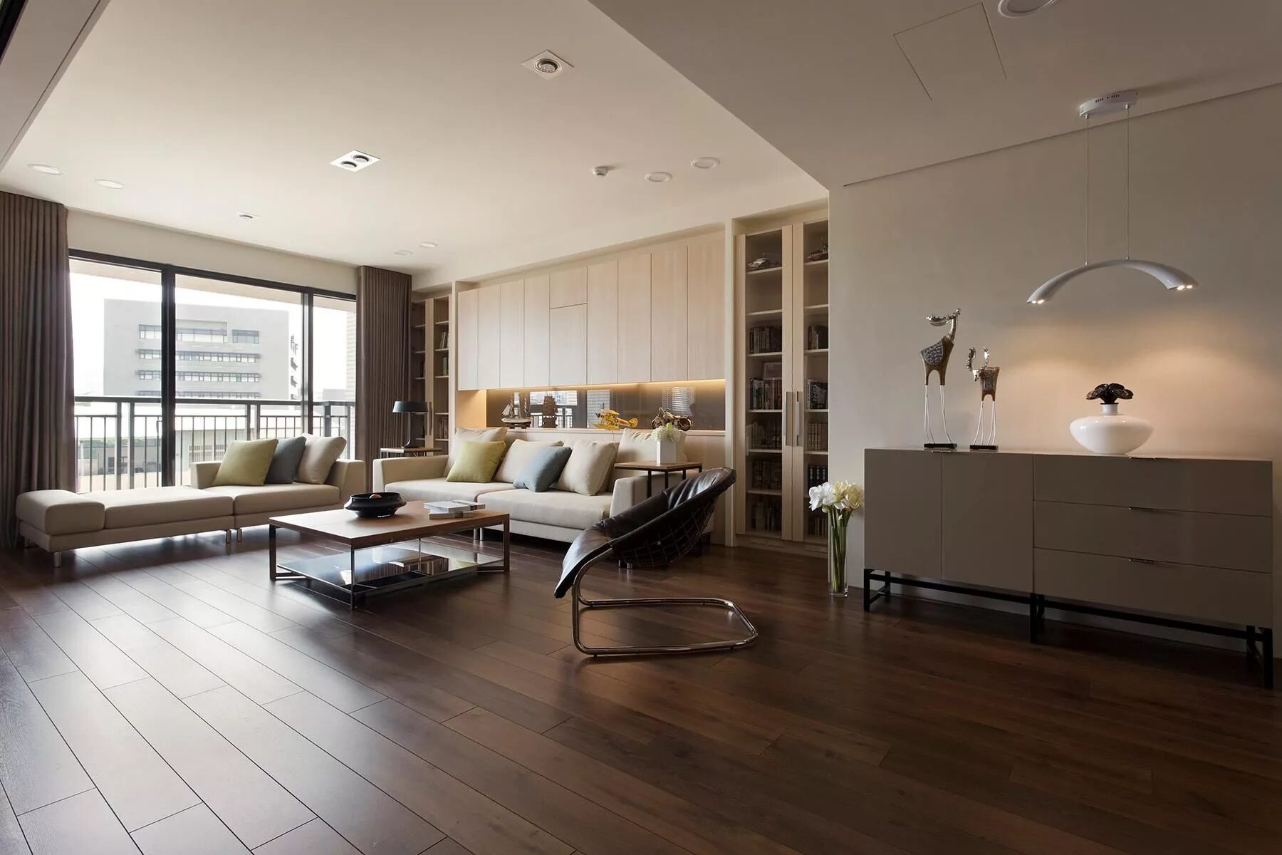 Красивый дизайн квартиры фото Apartment With A Retractable Interior Wall Dark wood floors living room, Living 