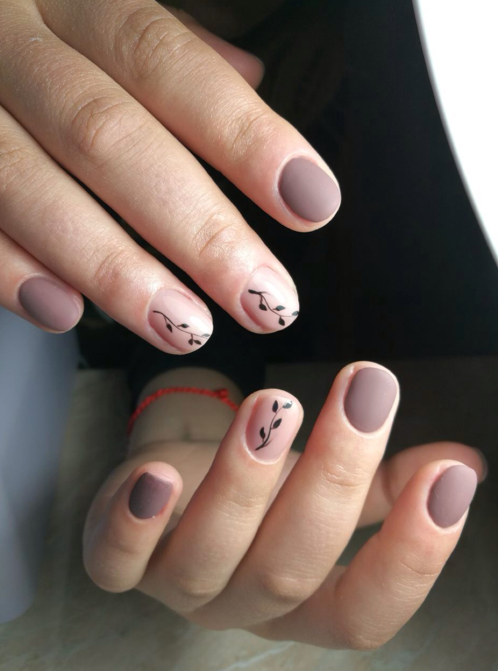 Красивый дизайн на короткие ногти Simple vine design on nude nails Floral nail art, Floral nails, Floral nail desi