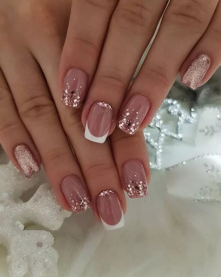 Красивый дизайн на средние ногти фото La imagen puede contener: una o varias personas y primer plano Bridal nails, Cre