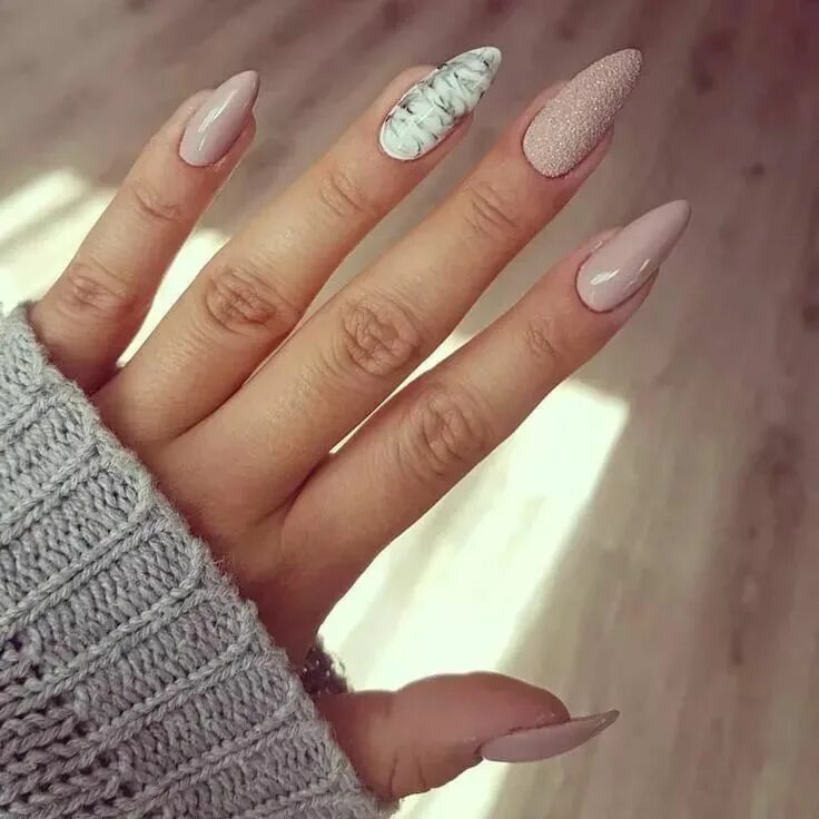 Красивый дизайн ногтей миндаль Pin de Lune d'or en Нейтральные ногти Manicura de uñas, Manicura, Manicuras