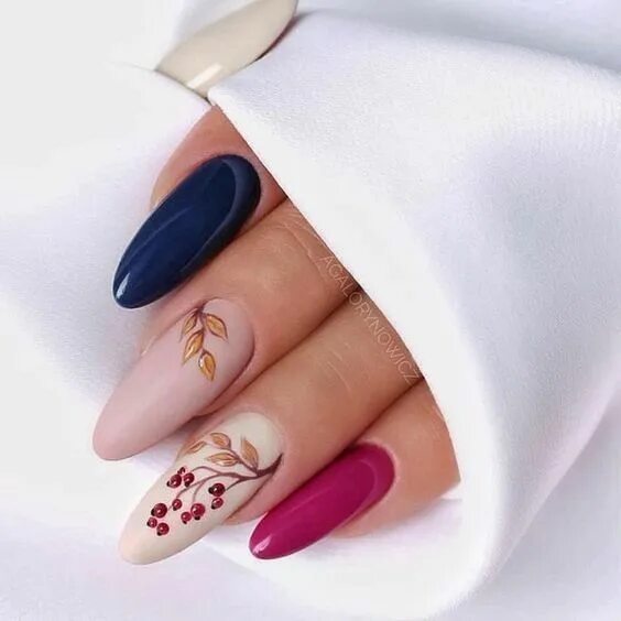Красивый дизайн ногтей миндаль Новогодние красные ноготки VK Floral nails, Chic nails, Gel nails