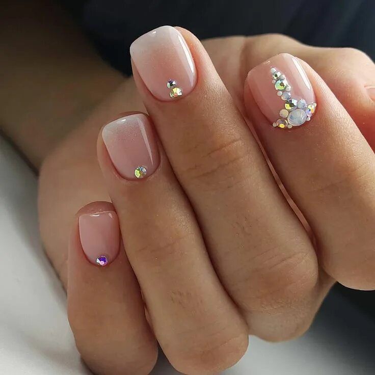 Красивый дизайн ногтей на короткие ногти фото Simple Nude and Crystal Nails via (@journal_nails) on Instagram Manicura de uñas