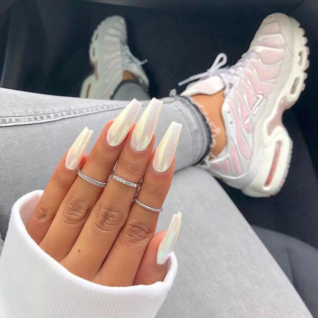 Красивый длинный маникюр фото KHAYANDERSON Matte white nails, White acrylic nails, Gorgeous nails