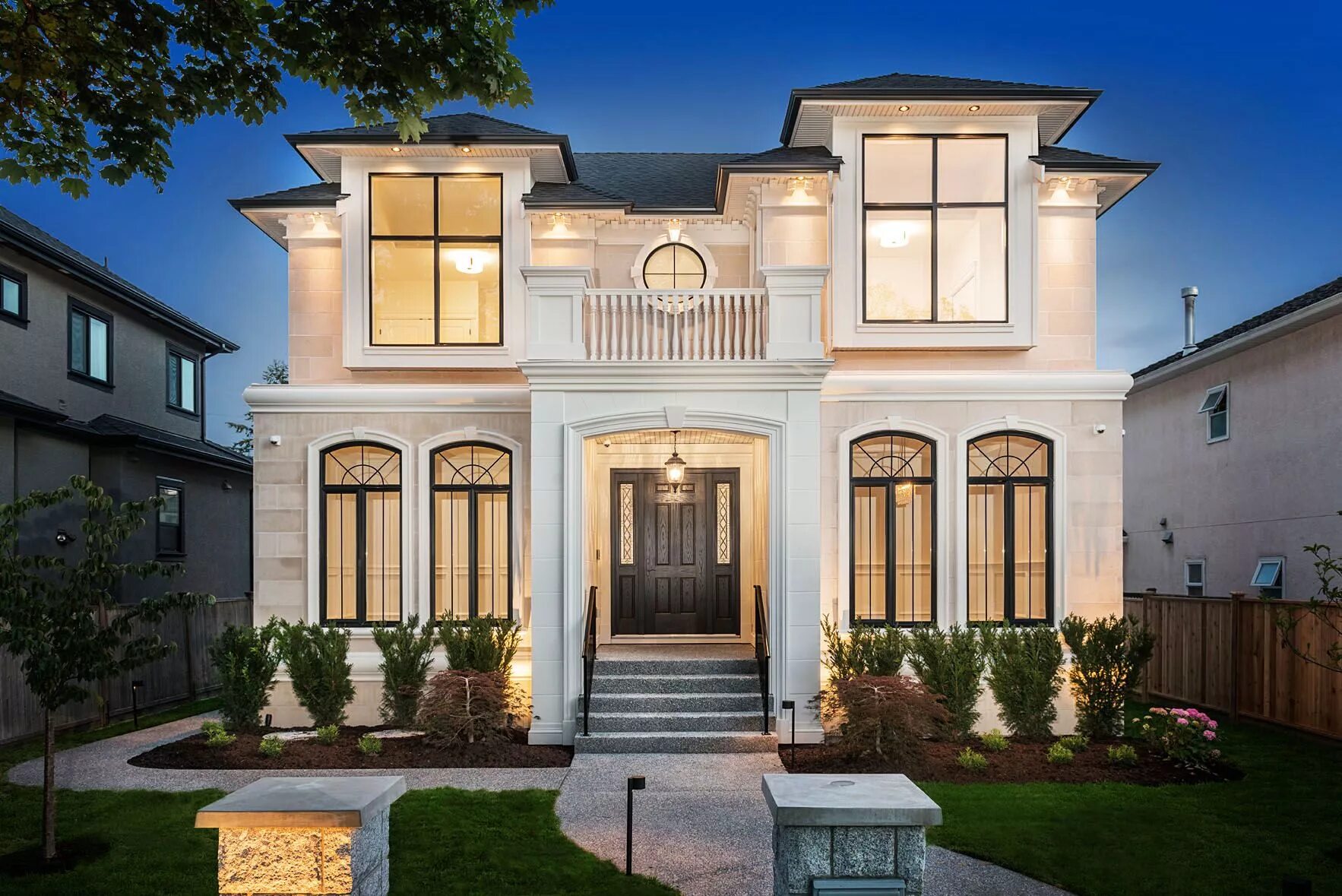 Красивый дом фото снаружи двухэтажный West 33rd, Vancouver Custom Built Home - Wallmark Custom Homes - Vancouver, Burn