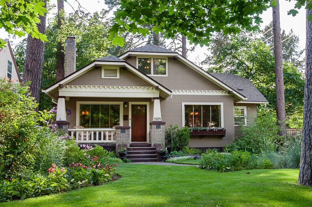 Красивый домик фото снаружи Clipped gable roof Craftsman house, Bungalow exterior, Craftsman bungalows