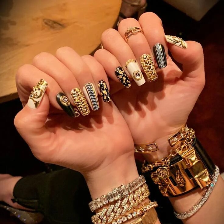 Красивый дорогой маникюр Kylie Jenner Just Posted Some Short Nail Art Inspo on Instagram Celebrity nails,