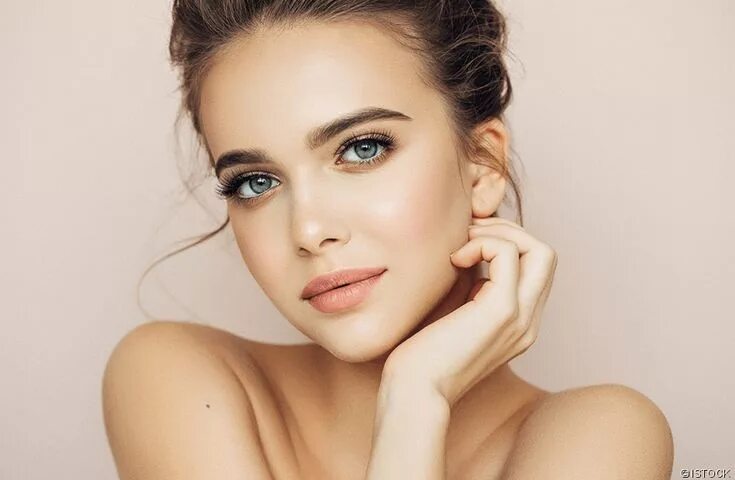 Красивый естественный макияж Die 10 besten Drogerie-Foundations für jeden Hauttypen Cernes, Astuces beauté, M