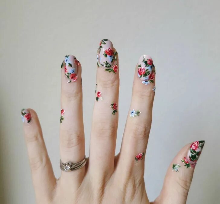 Красивый эстетичный маникюр Overgrown Floral nails, Flower nails, Flower nail art