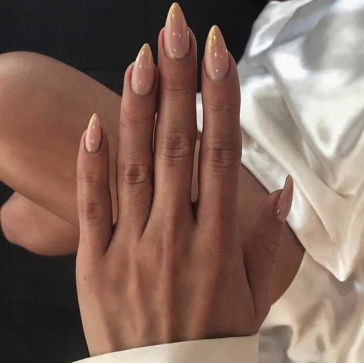 Красивый эстетичный маникюр Pin by Varvara Filonova on u041Cu0430u043Du0438u043Au044Eu0440 Pearl nail