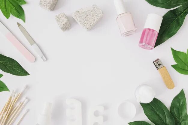 Красивый фон для прайса маникюра Ferramentas de manicure e produtos com folhas verdes na superfície branca Foto P