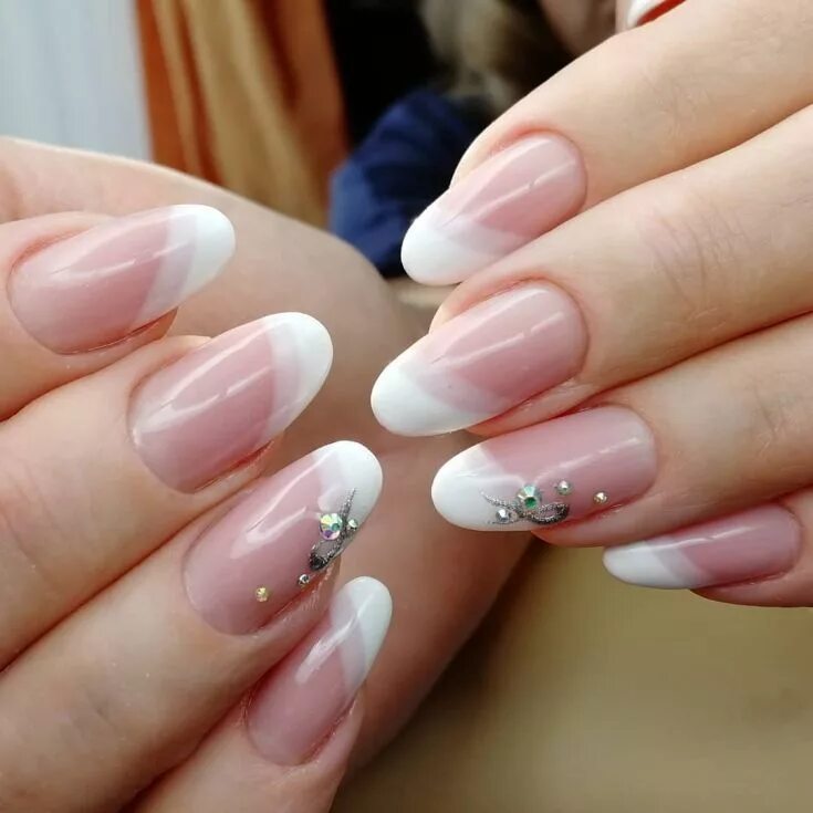 Красивый френч фото новинки нежный дизайн 110+ This is a simple and cute design on the ring finger for white French tips 2