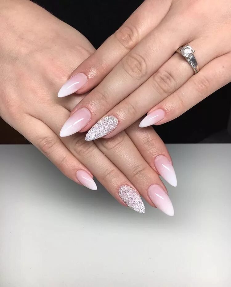 Красивый френч маникюр на миндальной форме #semilac #semilacnails #ilovesemilac #hybrydy #hybryda #paznokciehybrydowe #pazn