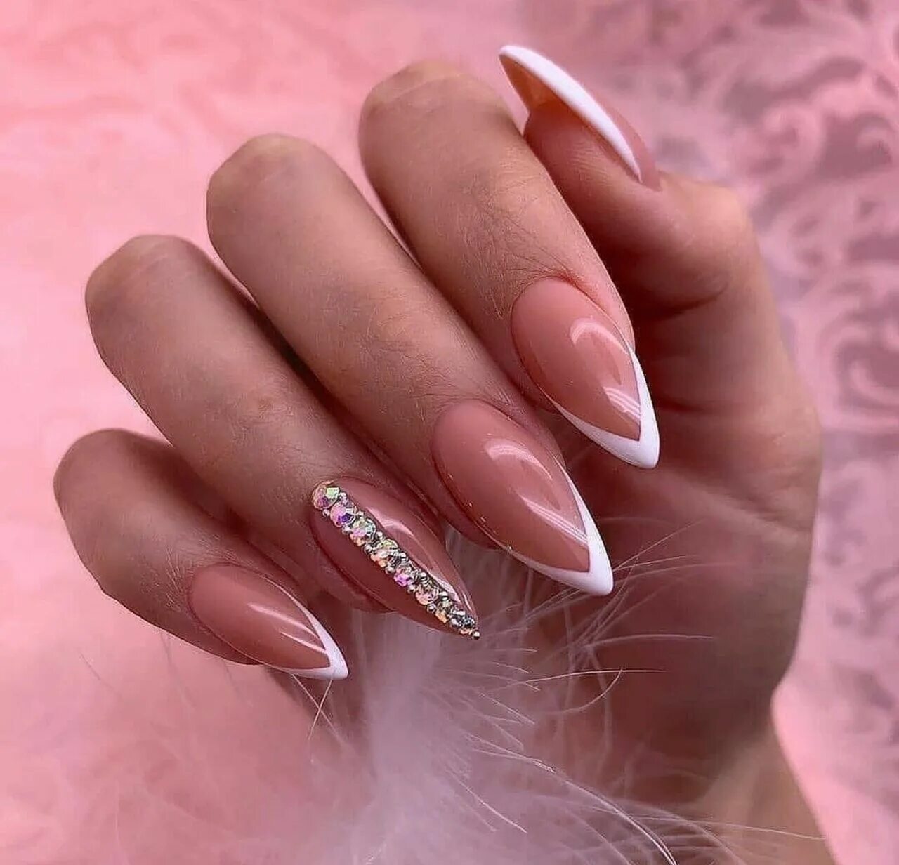 Красивый френч маникюр на миндальной форме модный We Heart It Short acrylic nails, Pretty nails, Nail designs