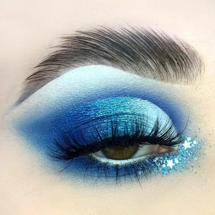 Красивый голубой макияж ⚡ ️LAURA ⚡ on Instagram: "on this account we do love blue! products used: @makeup