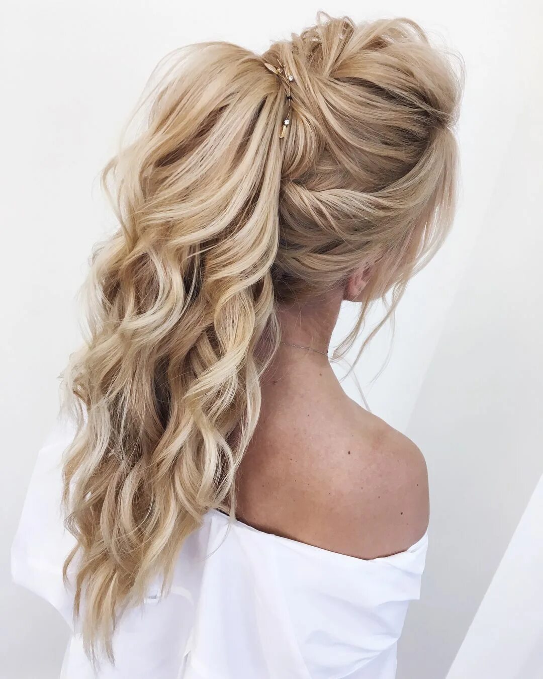 Красивый хвост прическа вечерняя Image may contain: one or more people and closeup High ponytail hairstyles, Wavy