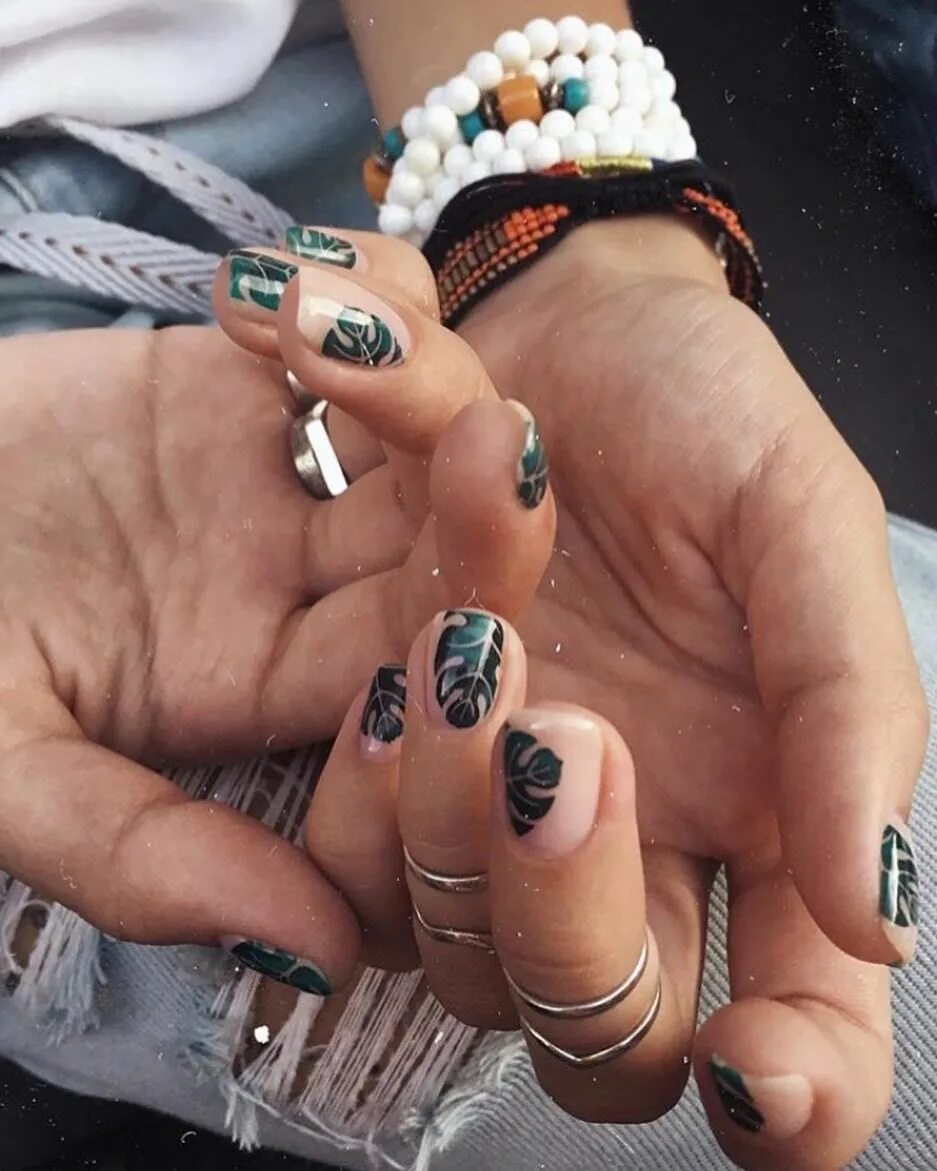 Красивый и необычный маникюр Monstera Nail Art: Summer on Your Fingertips