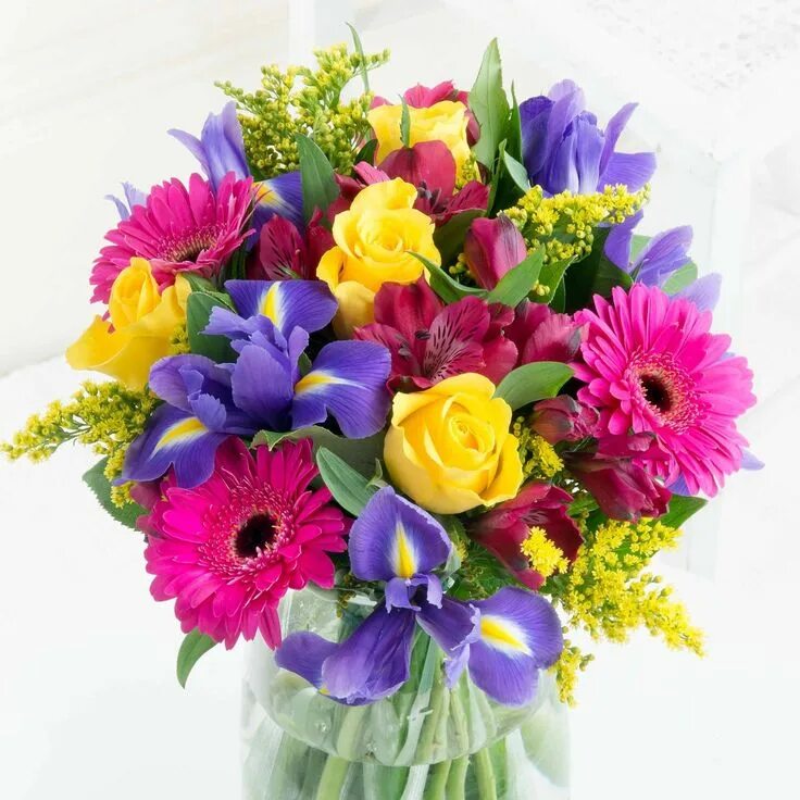 Красивый и яркий букет цветов фото Vibrant Celebration FlyingFlowers.co.uk Colorful flowers arrangements, Flower ar
