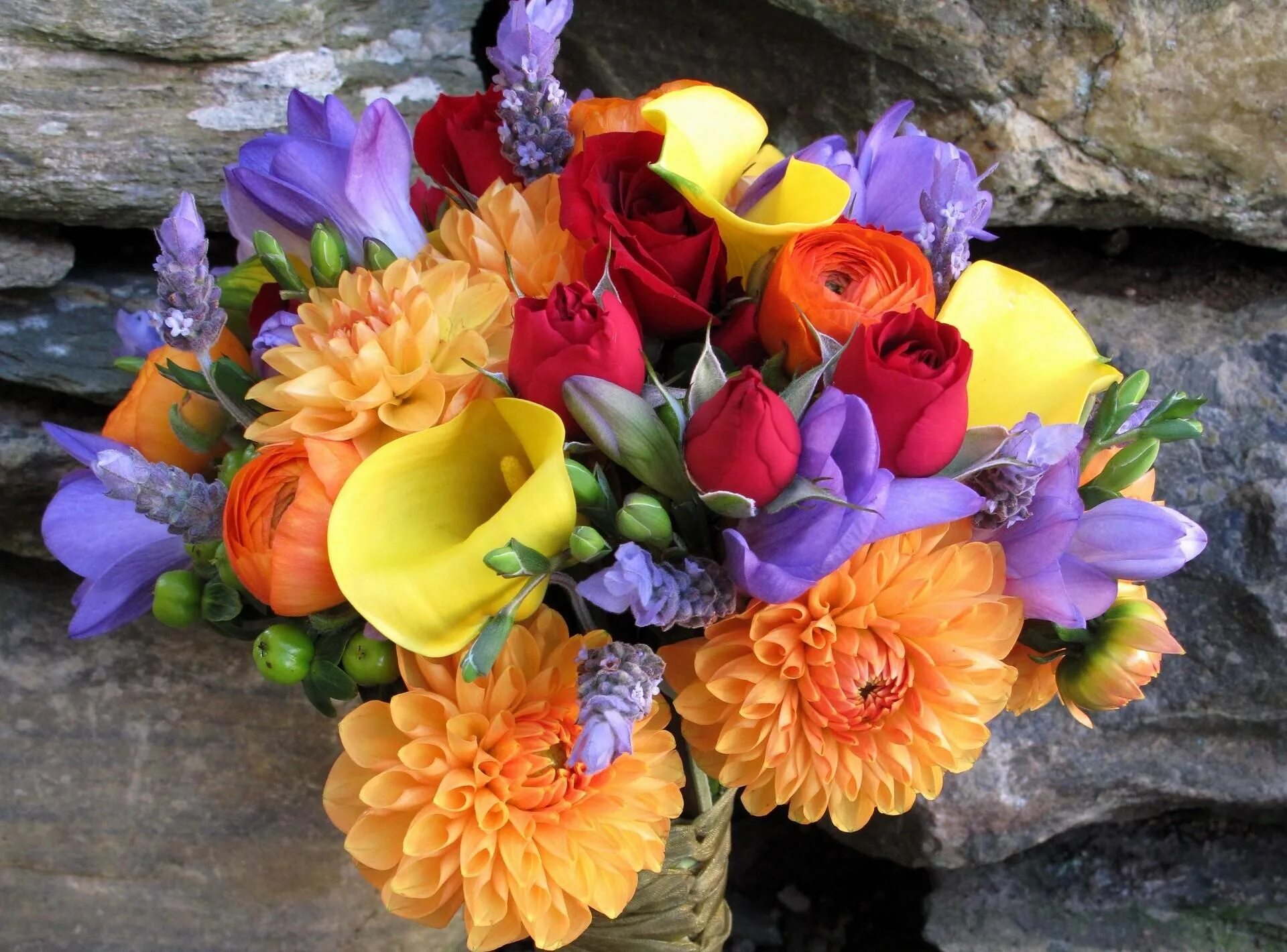 Красивый и яркий букет цветов фото Download wallpaper 1920x1420 dahlias, roses, calla lilies, flowers, bouquets, co