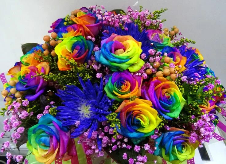 Красивый и яркий букет цветов фото Rainbow rose mixed with some other flowers in an aqua bouquet :) Rainbow flowers