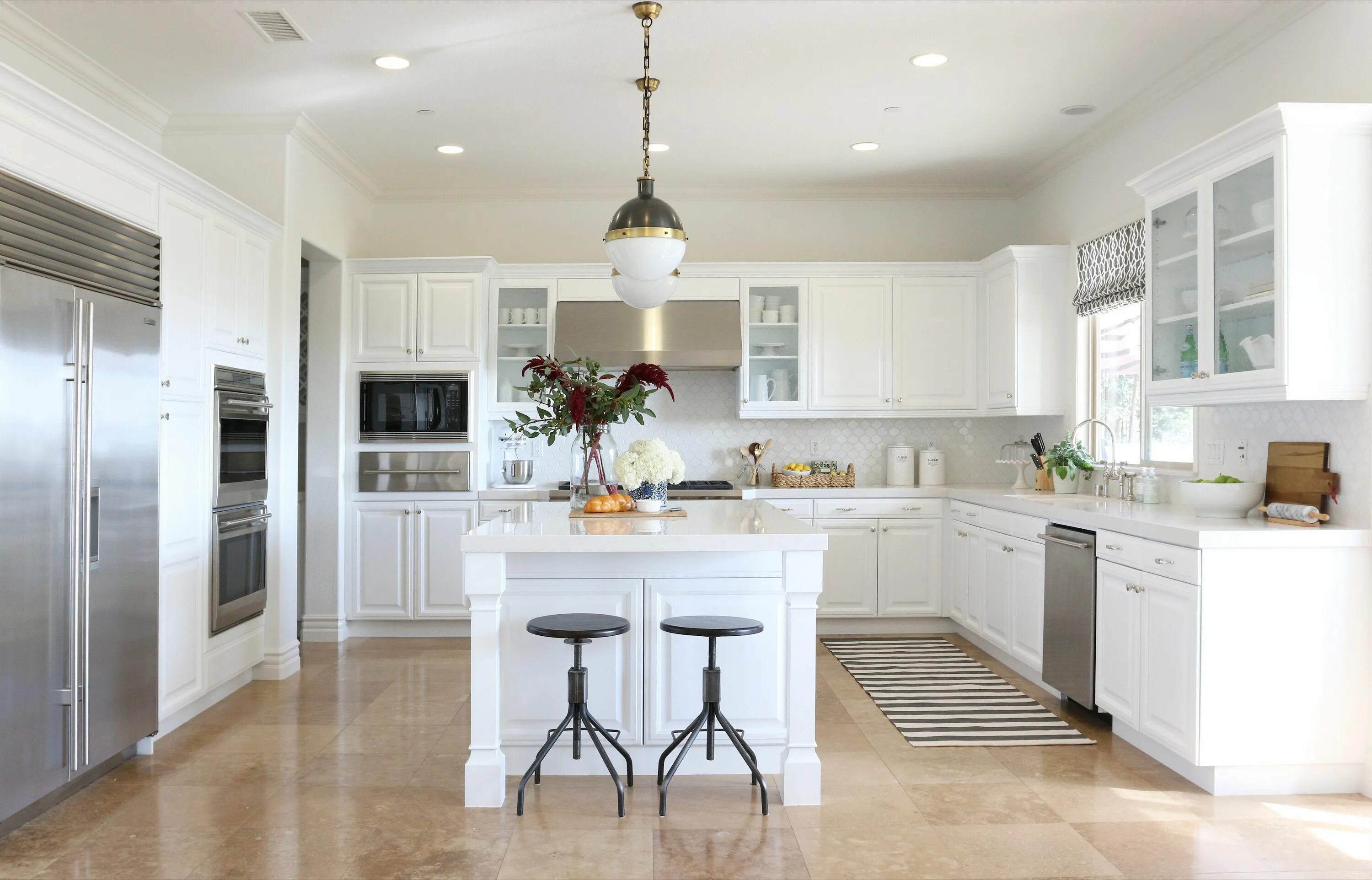 Красивый интерьер белой кухни 18 Ways to Make Your White Kitchen Cabinets the Star of Your Space Kitchen remod