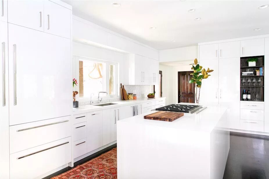 Красивый интерьер белой кухни Five Tips: Christina Applegate's Kitchen Makeover Dapur