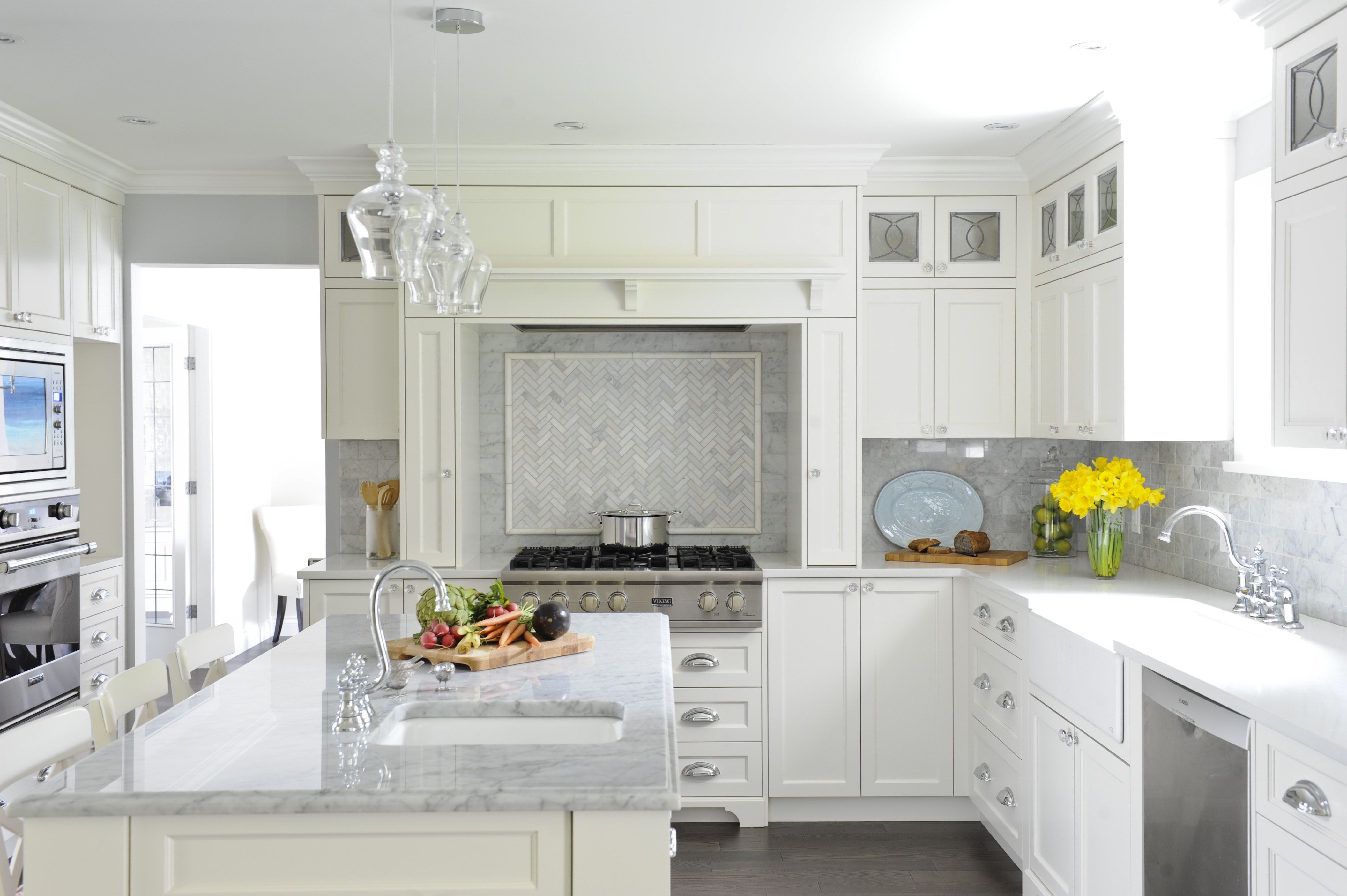 Красивый интерьер белой кухни Bright Sherwood kitchen with Carrera marble, light cabinetry Beautiful kitchen d