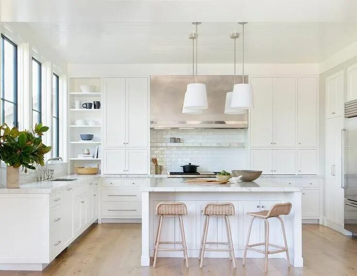 Красивый интерьер белой кухни Low Back Wicker Island Stools Interior design kitchen, Contemporary kitchen, Kit