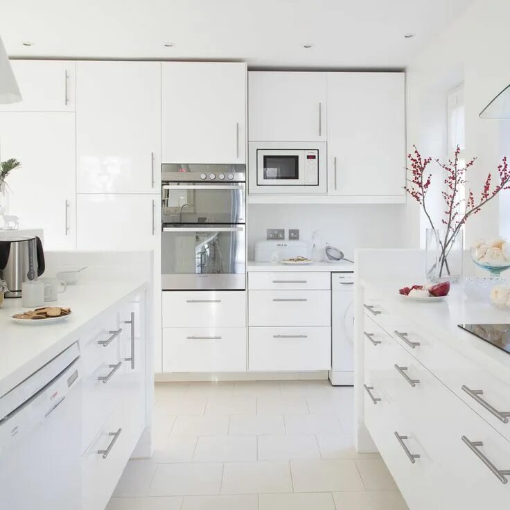 Красивый интерьер белой кухни U-shaped kitchen ideas to make the most of every inch White gloss kitchen, U sha