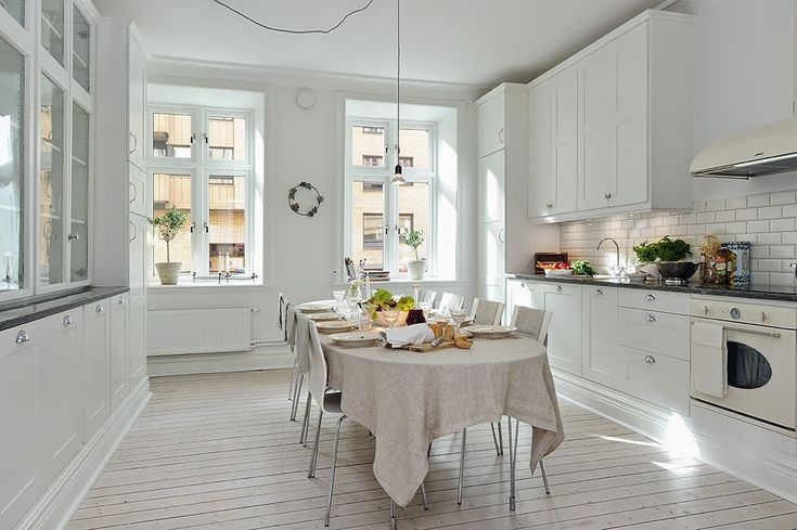 Красивый интерьер белой кухни Scandinavian dining room, White kitchen design, White modern kitchen