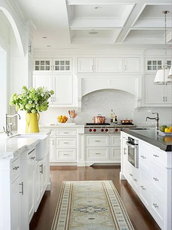 Красивый интерьер белой кухни Kitchen Decorating and Design Ideas Cottage kitchens, Kitchen cabinet design, Ki