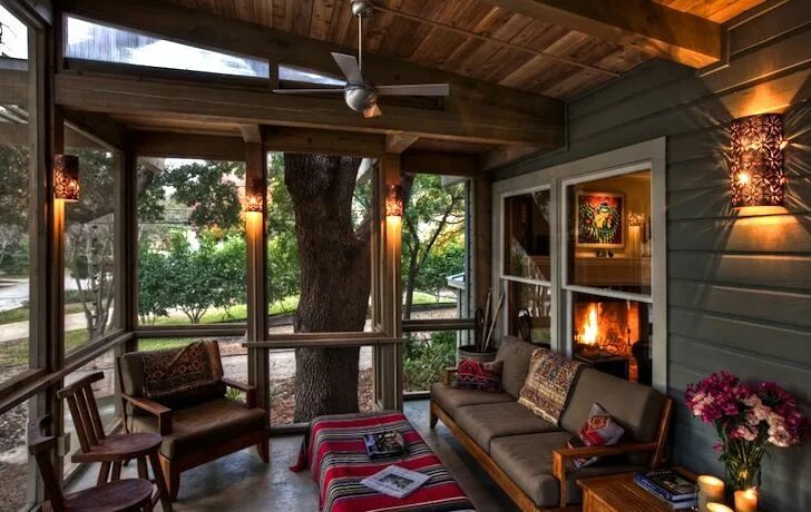 Красивый интерьер дачи Tree House Porch Renovation in Texas